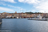 <center> Saint-Tropez</center> Port de Saint-Tropez. Dans Saint-Tropez détruit par la guerre de la fin du XIVe siècle, Raphaël de Garezzio fait construire des murs d'enceintes dont deux larges tours sont encore debout : l'une à l'extrémité du grand môle et l'autre à l'entrée de la « Ponche ». La tour carrée faisait partie de l'ensemble. La cité est une petite république qui possède sa flotte et son armée, et est administrée par deux consuls et douze conseillers qu'elle élit. En 1577 Geneviève de Castille, fille du marquis, seigneur de Castellane épouse Jean-Baptiste de Suffren, marquis de Saint-Cannet, baron de la Môle, conseiller au Parlement de Provence. La seigneurie de Saint Tropez devient l'apanage de la famille de Suffren. e 1577 : Geneviève de Castille, fille du marquis, seigneur de Castellane épouse Jean-Baptiste de Suffren, marquis de Saint-Cannet, baron de la Môle, conseiller au Parlement de Provence. La seigneurie de Saint Tropez devient l'apanage de la famille de Suffren. Le 15 juin 1637, les Tropéziens viennent à bout de 21 galères espagnoles. Cette victoire donnera lieu à une bravade le 15 juin qui glorifie la victoire des habitants sur les Espagnols.