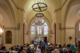 <center>Jouques.</center> Eglise Saint Pierre. Au 11e siècle il n'y avait qu'une nef à chevet plat. Du XIIIe siècle date la nef centrale (de style roman de transition). Elle a été bâtie à l'époque où fut créé le fief de Jouques au profit de l'archevêque, vente conclue en 1236 à Jouques devant l'église St-Pierre. Trop petite pour servir d'église paroissiale, elle est donc agrandie entre 1540 et 1574, les collatéraux nord et sud et le choeur sont bâtis. Ces trois parties s'apparentent au style ogival par leurs voûtes et leurs aux arcs brisés.  Au 19e siècle, agrandissement vers l'ouest par prolongation des trois nefs, et baptistère néo-gothique (1872).