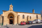 <center>Jouques.</center> Eglise Saint Pierre. Du XIIIe siècle date la nef centrale (de style roman de transition). Elle a été bâtie à l'époque où fut créé le fief de Jouques au profit de l'archevêque, vente conclue en 1236 à Jouques devant l'église St-Pierre.
Du XVIe siècle datent : la nef du rosaire (au sud) bâtie en 1546 ; le sanctuaire central élevé en 1571 ; la nef de Saint-Joseph (au nord) construite en 1574. La population avait complètement délaissé le sommet de la Roque trop excentré par rapport à l'expansion du village, de ce fait les agrandissements de l'église St-Pierre se trouvèrent-ils opportunément justifiés.