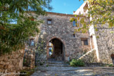 <center>Les Arcs sur Argens.</center>La porte Milante. Cette porte est dite « Milante », du milieu, car entre le village des XIIe et XIIIe siècles (actuelles places du château et Clinchard) et celui du XIVe siècle (actuelles place du Micocoulier et rue Victor Maria). Elle serait le vestige de la porte du « castrum », lieu fortifié, cité en I040.