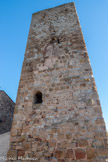 <center>Les Arcs sur Argens : le château..</center>La Tour. Elle est construite en grand appareil, c'est-à-dire avec des pierres de 30 cm environ, taillées avec précision. Les pierres sont ajustées au plus juste, à joint vif. Le bossage est décoratif, il donne une impression de forteresse ainsi qu’un jeu d’ombre et de lumière. On lit parfois la mention de porte (ou tour) sarrasine. Ce n’est pas pour résister aux envahisseurs sarrasins que ces portes (ou tour) ont été construites, les sarrasins en question ayant été repoussés de Provence au Xe siècle, mais beaucoup plus certainement à la herse « sarrasine », la grille à grosses pointes de bois ou de fer, qui défendait la porte. Dans le « Tresor dou Felibrige », sarrasino signifie tout simplement herse.