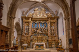 <center>La chapelle Sainte Roseline.</center>Retable majeur.
Bois polychrome et doré.
1656. Le retable architecture de style baroque encadre triomphalement la scène de la Descente de Croix plus ancienne. Il est considéré comme l’un des meilleurs exemples de ce style dans le Haut-Var : sous son couronnement présentant la Crucifixion, sa composition tripartite imite les façades d’église de la Contre-Réforme, les ailes du retable abritant deux niches avec sainte Catherine d’Alexandrie et sainte Roseline ; au sein de cette composition savante, tout est prétexte au foisonnement des motifs pittoresques du baroque.
Il porte la date de 1656 et correspond à la campagne de décoration de de la chapelle de 1655-1658.