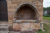 <center>Roquebrune-sur-Argens. </center>Chapelle Saint-Pierre-in-Vallis. Un enfeu, c’est-à-dire une niche où l’on déposait le corps d’un défunt pendant la cérémonie d’inhumation, d’époque Renaissance a été créé sur la façade.