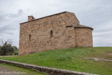 <center>Roquebrune-sur-Argens. </center>Chapelle Saint-Pierre-in-Vallis. Elle desservait le quartier très peuplé de Vallis, c'était aussi la chapelle funéraire du village fortifié, elle se trouvait au centre d'un cimetière, les tombes étant creusées dans la roche. Les ouvertures  étroites, voûtées en plein cintre, évoquent des meurtrières et donnent à l'édifice l'aspect d'une église fortifiée. Elle est construite en pierres appareilléeset mesure 7 m de large sur 16 m de long, pour une hauteur de 11 m.