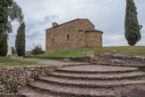 <center>Roquebrune-sur-Argens. </center>Chapelle Saint-Pierre-in-Vallis. Dressée sur un monticule à l'est du village, la chapelle Saint-Pierre est un des plus anciens monuments religieux de la région, un joyau de l'architecture romane. Ce site est un antique lieu de culte qui dépendait de la villa gallo-romaine de Vallis. La chapelle Saint-Pierre était déjà construite en 1043, alors que nous savons qu'elle appartenait à l'abbaye de Saint-Victor. Elle fut donnée à celle de Montmajour par l'évêque Bertrand I, mais passa aux moines de Lérins qui la reçurent en 1094 du comte Béranger IV. Elle fut rendue définitivement à Montmajour en 1479 par le pape Sixte IV.