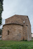 <center>Roquebrune-sur-Argens. </center>Chapelle Saint-Pierre-in-Vallis. Le chevet est entouré d’un cimetière primitif dont les tombes ont été creusées dans le roc. Le mur nord présente une petite porte qui a été murée.