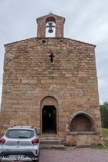 <center>Roquebrune-sur-Argens. </center>Chapelle Saint-Pierre-in-Vallis. La façade est percée d’une porte désaxée vers la gauche, le côté droit étant occupé par un « enfeu », niche voûtée destinée à exposer les défunts pendant la cérémonie d'inhumation. On voit bien la doifférence de bâti entre le bas, correspondant à la chapelle du XIe xiècle, et le haut correspondant au remplissage rendu nécessaire par la construction de la voûte en berceau.