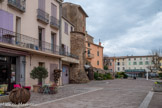 <center>Roquebrune-sur-Argens. </center>Place Alfred Perrin. Sur la gauche, vestiges des anciens remparts qui furent détruits par les troupes du duc d'Epernon en 1592-1593.