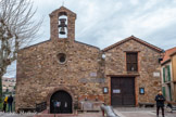 <center>Roquebrune-sur-Argens. </center>La chapelle Saint-Michel. La première construction de cette chapelle remonte au XIIe siècle. Elle est mentionnée en 1314 sur l'inventaire des possessions des chevaliers de l'ordre de Saint-Jean de Jérusalem auxquels le souverain pontife avait attribué tous les liens des Templiers . En 1582, Monseigneur Garidelli évêque de Vence, envoyé en visite pastorale par l’Évêque de Fréjus François de Bouliers, instituait à Roquebrune la Confrérie des Pénitents Blancs et la chargeait de desservir la chapelle Saint-Michel et le cimetière contigu à la chapelle. Les Pénitents Blancs prirent désormais en charge l'ensevelissement des défunts qui était naturellement payant, sauf pour les indigents, les suppliciés et les Pénitents eux-mêmes. Saint-Michel resta chapelle sépulcrale même pendant la Révolution. Ce qui lui permit sans doute de ne pas être vendue.