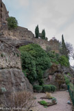 <center>Roquebrune-sur-Argens. </center>Le Castrum vu de la Maison du Patrimoine. Avant le XIe siècle, les habitations se trouvaient dans la plaine. Les sarrasin, après la victoire de Charles Martel, vinrent s’installer dans la région. Ils y restèrent deux siècles et s’ils apportèrent l’élevage de la chèvre, ils vivaient aussi de rapines, de vols. Ils enlevèrent l’abbé Mayeul, abbé de Cluny. Son cousin Guillaume, le comte de Provence, paya une rançon très importante pour le faire libérer. Il décide de les chasser et on construit alors les villages élevés. Les habitants de Roquebrune s’installèrent sur le piton rocheux. Aujourd’hui la commune s’étend sur 12000 hectares, compte 12000 habitants, dont 5000 au village.