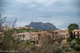 <center>Roquebrune-sur-Argens. </center>La Maison du Patrimoine. Le rocher des trois croix.