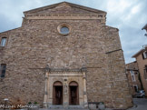 <center>Roquebrune-sur-Argens. </center>L'Église Saint-Pierre-Saint-Paul. Construite au XVIe siècle dans le style gothique sur des vestiges du XIIe siècle, elle englobe l'église primitive de la commune, Notre-Dame des Salles, du Xe siècle. Elle a subi plusieurs modifications au cours des siècles. La partie la plus ancienne date du XIe siècle (chapelle des âmes du purgatoire). Elle est devenue église paroissiale en 1535 et fut consacrée par Léon des Ursins sous le nom de Saint Pierre-Saint Paul.