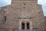 <center>Roquebrune-sur-Argens. </center>L'Église Saint-Pierre-Saint-Paul. Elle est dotée d’une curieuse façade ajoutée au 18ème siècle. Sur le fronton agrémenté d'angelots, on peut deviner l'emplacement de la toiture avant sa surélévation.