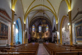 <center>Roquebrune-sur-Argens. </center>L'Église Saint-Pierre-Saint-Paul.  Elle n’a pas de transept mais cinq chapelles qui s’ouvrent sur la nef à quatre travées. A gauche, on a les chapelles des Fonts Baptismaux, des âmes du Purgatoire, de la Vierge et de Saint-Aygulf et, à droite, celle de Saint-Joseph. Son édification fut singulière, puisque chronologiquement, la chapelle des âmes du Purgatoire, fut la première, au XIème siècle. Il y fut rajouté, à gauche, une première chapelle fin XIIème, qui devint « des Fonts Baptismaux », puis les deux furent englobées dans l’église de 1535. En 1639, s’y adjoint, à droite, celle de Saint-Joseph.
Au XIXème siècle, la nef, l’abside, les chapelles latérales, les piliers et les croisées d’ogives firent l’objet d’une décoration picturale typique de cette époque.