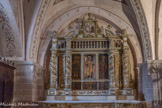 <center>Roquebrune-sur-Argens. </center>Chapelle des fonds Baptismaux. Les panneaux latéraux représentent Saint-Claude, avec la croix de Lorraine pastorale et Sainte-Brigitte avec la palme du martyre. Au centre, la sculpture en bois en haut relief représente Saint-Jean Baptiste. Cette œuvre est également de style Renaissance qui se retrouve aussi dans les scènes peintes de la prédelle, également consacrées à Saint-Jean Baptiste.