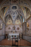 <center>Roquebrune-sur-Argens. </center>Chapelle Saint-Joseph. A gauche, les statues de Jeanne d'Arc et de sainte Thérése de l'Enfant Jésus ou sainte Thérèse de Lisieux. A droite, celle de la Vierge du jubilé de 1901.
Son autel est en marbre doré surmonté d’une statue de Saint-Joseph tenant par la main l’Enfant-Jésus.