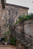 <center>Roquebrune-sur-Argens. </center>Du côté Nord de l’église, se trouve la place du presbytère. Ce dernier est une ancienne dépendance du château.