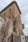 <center>Roquebrune-sur-Argens. </center>Castrum.
La création du Castrum de Roca Bruna date de la fin du Xe siècle, la population vient s’installer sur la hauteur la plus proche et la plus aisément défendable. Cette enceinte fortifiée protégera la population des ravages causés par les guerres civiles et les épidémies. Elle s’agrandira au cours des siècles avec l’augmentation de la population. Le seigneur de Rocabruna au Xie xiècle était Guillaume Dodon.