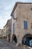 <center>Roquebrune-sur-Argens. </center>Les Portiques.
Ces maisons à arcades que l’on nomme portiques furent construites au XVIe siècle à l’extérieur de l’enceinte médiévale et parallèlement aux remparts.
Les portiques font partie d’une tradition très provençale, ils répondaient aux soucis des provençaux de se protéger des fortes chaleurs estivales et servaient de marché couvert.