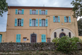 <center>Roquebrune-sur-Argens. </center>Le sanctuaire Notre-Dame de Pitié. L'architecture du Saint Désert Notre Dame de Pitié, ermitage des frères carmes déchaux, se compose d'un corps de bâtiment principal dans lequel est incluse la chapelle du XVIIe siècle, et de huit cellules séparées: cinq de forme identique bâties sur le périmètre d'un espace carré, deux cellules 