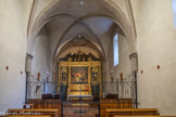 <center>Roquebrune-sur-Argens. </center>La chapelle du sanctuaire Notre-Dame de Pitié, du XVIIe siècle. Les Saints-Déserts ont été fondés à la fin du XVIe siècle par le Frère Carme Thomas de Jésus. On y mène une vie érémitique (érémos = désert en grec) de prière, de pénitence et de solitude dans le silence et l’entraide fraternelle selon l’esprit des origines du Carmel. Le saint-désert de Roquebrune comporte sept ermitages, comprenant une maisonnette et un jardin clos. Les Frères Carmes y élisent domicile en 1948, succédant aux Frères Camaldules présents depuis 1922.