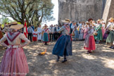 <center>Le groupe folklorique du Lou Rampeù. </center>La danse sacrée de la souche autour d’un fagot enflammé.