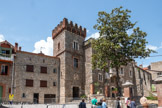 <center>L'abbaye Sainte-Marie-d'Arles-sur-Tech </center>Située au cœur du Vallespir, au confluent de deux rivières, le Riuferrer et le Tech, le territoire d'Arles-sur- Tech est occupé depuis le néolithique Les mines de fer attirent des populations à l'époque romaine. La cité s'est développée au Moyen Age autour de son abbaye bénédictine construite à partir du IXe et Xe siècles. Au cours des siècles suivants, le monastère est flanqué de plusieurs tours défensives (dont seule une subsiste aujourd'hui) qui sont reliées au mur d'enceinte du village Haut lieu de ferveur populaire, l'abbaye Sainte-Marie-d'Arles est restée puissante jusqu'au XVe siècle. Avec la Révolution, l'église est devenue la paroissiale de la ville. Le chevet est flanqué de deux clochers tours carrées. Mais seul celui du côté nord est conservé, alors que celui du côté sud est tronqué à la base. Le clocher subsistant est une tour massive avec un couronnement de merlons. Il est appareillé de petits carreaux liés au mortier de chaux, avec un chaînage d’angle en pierres de taille.