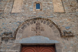 <center>L'abbaye Sainte-Marie-d'Arles-sur-Tech </center>La façade. Au tympan, une croix grecque a été sculptée avec, en son centre, un Christ en gloire, assis et bénissant dit Pantocrator. Sur les branches de la croix, dans des médaillons, figurent les symboles des quatre évangélistes. De part et d'autre du tympan que surmonte une archivolte, des lions dévorant leur proie, sculptés en haut relief, utilisent les retours de celle-ci comme socles. Ce sont les Simiots,  êtres malfaisants qui vivaient un temps en Vallespir. C'étaient des bêtes féroces assez semblables à des chats et même à des singes qui, sans crainte de l'homme, s'introduisaient dans les maisons, enlevaient les enfants de leurs berceaux, les étouffaient et les emportaient pour les dévorer. L'abbé Arnulfe se dit que tout cela était arrivé à cause de ses propres péchés et de ceux des habitants de la région, le fléau ne pourrait être conjuré que par l'arrivée en ce lieu d'Arles de reliques de quelques saints. Il ramena de Rome les reliques de Saints Abdon et Sennen.  L'histoire raconte que dès que le convoi arriva, les Simiots disparurent...