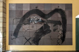 <center>Musée d'Art Moderne de Céret</center>Antoni Tàpies réalise le Diptyque mural sur lave de Volvic en 1990 sous le porche du musée.