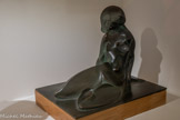 <center>Musée d'Art Moderne de Céret</center>Pablo Gargallo (1881-1935)
Femme nue assise à terre 1922
Bronze patine verte, tirage 1/7. Séjour à Céret en 1926.
Gargallo s'inscrit entre modernisme classique et noucentisme, avec une approche traditionnelle dans la pierre et la terre cuite. En parallèle, il innove dans la sculpture en métal.
Séduit par les conceptions cubistes, il synthétise les formes où il intègre le vide. L'inversion des volumes, le traitement en concave, lui permettent d'éliminer reflets et ombres pour une perception plus directe de la forme.
