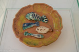 <center>Musée d'Art Moderne de Céret</center>Pablo Picasso (1881-1973)
Plat aux poissons 5 août 1953
Terre de faïence forme moulée, modelage, engobes métalliques, couverte Collaboration de l'Atelier Madoura, Vallauris