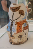 <center>Musée d'Art Moderne de Céret</center>Pablo Picasso (1881-1973)
Pichet au paysage 26 septembre 1953
Terre de faïence, dessin incisé Collaboration de l'Atelier Madoura, Vallauris