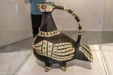 <center>Musée d'Art Moderne de Céret</center>Pablo Picasso (1881-1973)
Oiseau 11 janvier 1954
Pichet tarasque, terre de faïence, engobes aux oxydes métalliques, couverte partielle Collaboration de l'Atelier Madoura, Vallauris
