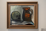 <center>Musée d'Art Moderne de Céret</center>Pablo Picasso (1881-1973)
Nature morte au crâne et au pichet
1943
Huile sur toile. Séjours à Céret en 1911 (juillet-août-septembre), 1912 (mai-juin-décembre), 1913 (avril-mai-juin-août) et passages dans les années 50.
L'Etat rejette la demande de nationalité française de Picasso en 1940. Vlaminck publie un violent article le décrivant comme le chantre de la décadence générale de la société... Incarnation de la modernité mais stigmatisé parce qu'étranger, Picasso exprime sa résistance au travers de ses toiles.
Il renoue ici avec le genre de la vanité : allégorie de la mort, du passage du temps et de la précarité de la vie.