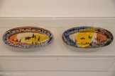 <center>Musée d'Art Moderne de Céret</center>Pablo Picasso (1881-1973)
Plat long décoré d'une scène de tauromachie
18 juin 1957
Terre blanche, forme estampée, décor aux engobes Collaboration de l'Atelier Madoura. Vallauris