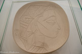 <center>Musée d'Art Moderne de Céret</center>Pablo Picasso (1881 -1073)
Profil da Jacqueline 22 janvier 1956
Terre de faïence blanche, empreinte par estampage avec moula an plâtra gravé Edition d'après empreinte originale Collaboration da l'Atelier Madoura, Vallauris