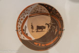 <center>Musée d'Art Moderne de Céret</center>Pablo Picasso (1881 -1073)
Coupelles tauromachiques 12 au 17 avril 1953
Collaboration de l'Atelier Madoura, Vallauris Terre rouge de Lugnon (Vallauris) ou terre blanche de Provins, décor aux engobes, oxydes métalliques et émaux, incisions.
Dans les années 50 Picasso assiste à Céret aux corridas traditionnelles de la Saint-Férreol. Ne souhaitant pas se rendre en Espagne franquiste, cette fête est aussi pour lui un retour aux sources. Sa passion pour la tauromachie l'accompagne toute sa vie. L'artiste s'est souvent identifié dans ses œuvres au Minotaure ou au picador, qui est très présent ici.
En 1953 Picasso illustre aussi le texte du torero Luis Miguel Dominguin dans l'ouvrage Toros y Toreros. Les séries tauromachiques de Picasso répondent à d'autres créations comme les gravures de Tauromaquia par Francisco de Goya.