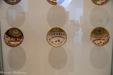 <center>Musée d'Art Moderne de Céret</center>Pablo Picasso (1881 -1073)
Coupelles tauromachiques 12 au 17 avril 1953
Collaboration de l'Atelier Madoura, Vallauris Terre rouge de Lugnon (Vallauris) ou terre blanche de Provins, décor aux engobes, oxydes métalliques et émaux, incisions.
Ici le contraste entre la modestie, la simplicité de l'objet et la virtuosité audacieuse de Picasso est saisissant. Petit à petit une tache jaune apparait et remonte vers le ciel.
Enfin le soleil domine la scène et inonde de lumière le ruedo, redevenu blanc sous son incandescence.