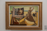 <center>Musée d'Art Moderne de Céret</center>Léopold Survage (1879-1968)
Femme à la fenêtre 1931
Huile sur toile. Séjours à Collioure entre 1925 et 1932.
Survage vient à Paris en 1908 et suit les cours de Matisse. Cofondateur de la Section d'or, il développe un système personnel de construction de l'espace hors de la perspective classique.
La composition, construite ici en série de trapèzes, crée plusieurs plans et donne un rythme en champ-contrechamp. On sent l'influence du découpage cinématographique auquel Survage s'est intéressé dès 1912.