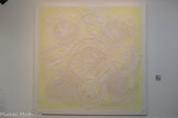 <center>Musée d'Art Moderne de Céret</center>Dominique Gauthier (1953, Paris)
Vit et travaille à Assas, Lavérune et Paris
Quadril Cantos blanc 2006-2009
Acrylique sur toile. Dominique Gauthier revisite l'abstraction structuraliste. Quadri Cantos blanc fait partie de la série des Ostinatos ; titre évoquant un procédé musical consistant à répéter un motif, un rythme, obstinément jusqu'au vertige. Le dessin spiralaire de ces œuvres méditatives, hypnotiques, est réalisé à l'aide d'un clou planté dans la toile et d'une cordelette. L'enroulement et le déroulement de l'attache interdit à l'artiste toute sortie hors du programme fixé dans sa pensée initiale.