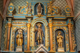 <center>Céret, L'église Saint-Pierre.</center>Chapelle de saint Gaudérique. La statue de Gaudérique (bois sculpté polychrome) est du 19e siècle. De la main gauchgauche il tient le soc du laboureur et de la droite il tenait probablement un épis de blé ou un fléau. Saint Gaudérique est invoqué pour tout ce qui concerne la fertilité des terres. C'est un laboureur du 9e siècle qui est invoqué pour obtenir la pluie ou lors des sécheresses. La statue de saint Ferréol, en bois polychrome, date du 19e siècle Il tient de la main droite la palme du martyr et de la gauche un glaive. St Ferréol dont la dévotion est très vive dans le Vallespir est un officier de l'armée romaine originaire de Vienne, dans le Dauphiné. Il fut martyrisé en 304. La statue de Notre-Dame des délaissés (en bois polychrome) serait du 18e siècle. La Vierge tient dans ses bras l'Enfant Jésus qui lui-même esquisse un signe de bénédiction de la main droite, tandis que l'autre main, ouverte, incite à ne pas avoir peur de s’approcher. La Vierge devait avoir dans la main droite un attribut qui aujourd'hui a disparu. La statue de sainte Thérèse d'Avila (bois polychrome) serait elle aussi du 18e. Réformatrice de l'ordre du Carmel, Ste Thérèse porte l'habit des carmélites.