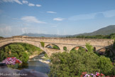 <center>Céret, le pont du Diable</center>C'est un pont de pierre à arche unique datant du XIVe siècle. On le nomme aussi le vieux pont. Selon la légende, la construction du pont aurait été entravée par le Diable. Le pont a une portée de 45,45 m, une des plus grandes portées d'une arche de pierre au Moyen Âge. La hauteur au sommet de l'arche est de 22,30 m. Le pont a été construit de 1321 à 1341 et en partie reconstruit au XVIIIe siècle.