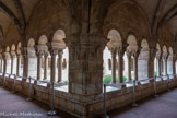 <center>Cathédrale Sainte-Eulalie-et-Sainte-Julie d'Elne</center>Les nervures s'appuient sur les piliers. Les colonnettes portent les arcades par lesquelles les galeries prennent jour sur le patio. L'arc en plein cintre de ces baies est encadré, sur ses deux faces d'un chanfrein. À l'intérieur, ce chanfrein est orné de quatre-feuilles et de rosaces. À l'extérieur, il porte de loin en loin une tête-plate. Les supports, les nervures, l'appui de la claire-voie, la lunette des voûtes du côté du patio, le mur extérieur jusqu'à la corniche, sont en marbre blanc veiné de bleu.