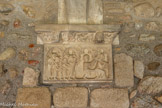 <center>Cathédrale Sainte-Eulalie-et-Sainte-Julie d'Elne</center>Sur le mur intérieur, aux retombées des arêtes des voûtes, par un souci esthétique de finition, des petits tableaux ont été sculptés. Ces tableaux illustrent le chemin de Croix qui se termine dans la galerie sud.  Jésus sur le chemin du Calvaire avec un bourreau lui donnant un coup de pied,