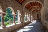 <center>Abbaye de Saint-Martin-du-Canigou</center>Le cloître a pratiquement été refait au début du 20e siècle, à partir des éléments récupérés. Il dessinait en plan un quadrilatère irrégulier et comportait deux étages construits à des époques différentes. Ga partie inférieure remontait aux premiers temps de l'abbaye (11e siècle). Plus tard furent construites les galeries supérieures, avec colonnettes et chapiteaux en marbre. La galerie sud a été refaite avec les matériaux provenant d'un étage supérieur ajouté au XIIe siècle. Les chapiteaux récupérés dans les villages voisins sont intégrés dans les constructions neuves face à la montagne. Ils sont de deux groupes différents par le style et l'époque.