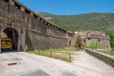 <center>Villefranche-de-Conflent</center>A droite, l'ancienne porte de France construite en 1783, et à gauche la nouvelle porte du XVIIIe siècle, respectant ainsi l'édifice médiéval. Au fond, le bastion du Dauphin.