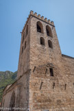 <center>L'église Saint-Jacques de Villefranche-de-Conflent</center>L'édifice s'élève à l'angle sud-ouest de la ville fortifiée, et est accolée à la courtine sud. Dans sa configuration actuelle, il remonte au XIIe siècle, et a été agrandi à l'époque gothique, puis remanié par Vauban lors de ses travaux de renforcement de la place-forte. Au XIIIe siècle on agrandit le chevet et l'on bâtit le clocher carré au dessus de l'ancienne façade occidentale.