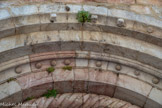 <center>L'église Saint-Jacques de Villefranche-de-Conflent</center>Les colonnes supportent les voussures ornées (tore en spirale, têtes humaines et animales, coquilles) qui encadrent le tympan et le linteau.