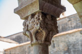 <center>L’abbaye de Saint-Michel de Cuxa</center>L'ensemble des chapiteaux représentent deux grands types. Le premier a des dimensions toujours semblables et relativement importantes avec des thèmes qui se limitent aux végétaux et aux animaux avec des motifs reproduits avec seulement quelques variantes. Dans la galerie sud, tous les chapiteaux sont taillés dans des blocs de marbre rose de Villefranche de 43-44 cm de côté avec de larges tailloirs carrés. Sur des structures dérivées du corinthien s'adaptent des motifs du règne végétal ou animal. Dans les angles, les feuilles abritent parfois des aigles qui étendent leurs ailes sur toute la corbeille. Les monstres sont trapus avec des têtes disproportionnées et le lion est la principale source animalière. Ils forment des frises, s'affrontent, de profil ou de face avec des têtes monstrueuse. Ce type de sculpture d'une incontestable unité semble être l'œuvre d'un seul artiste plein de vigueur et de clarté. Les chapiteaux géminés avec des lions, des aigles et un masque humain qui ont retrouvé leur emplacement d'origine sont du même sculpteur.