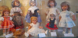 <center>Poupées Bella</center>A droite, Poupée Rhodoïd, 1951, avec des cheveux naturels.